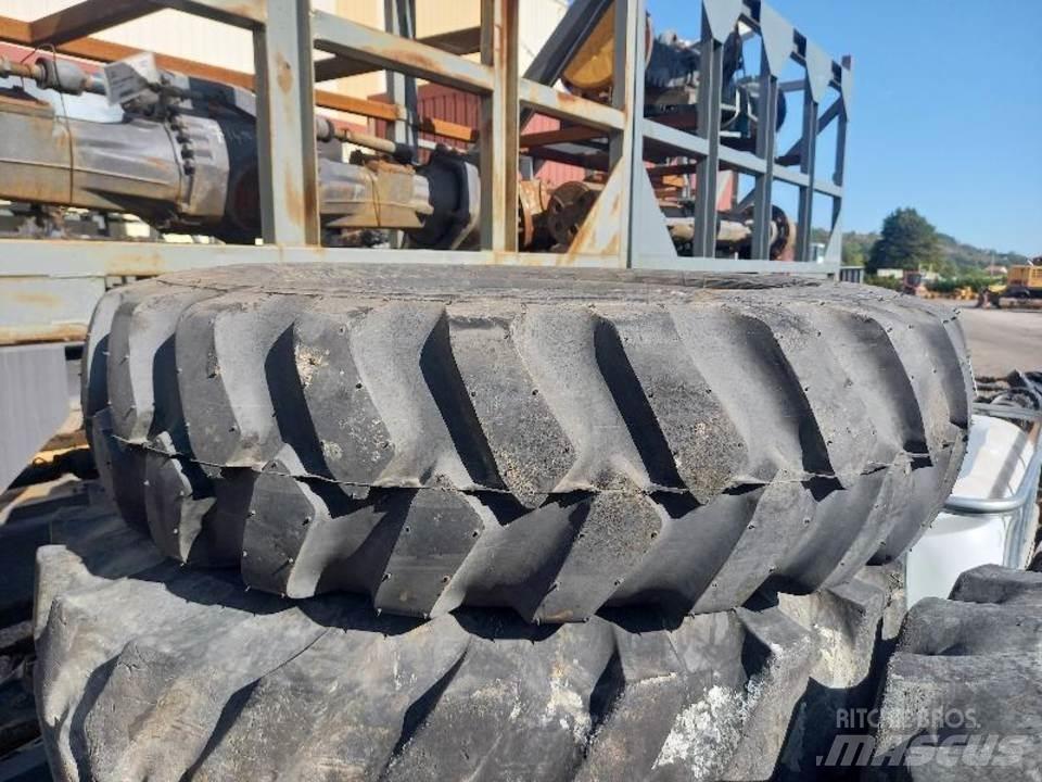 CAT M320F Rastos, correntes e material rodante