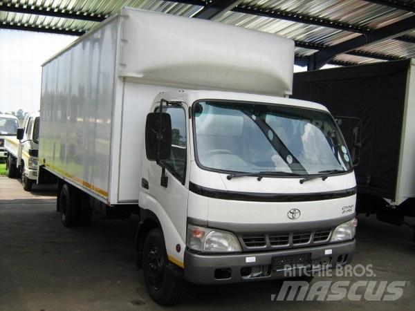 Toyota Dyna 8145 Camiões de caixa fechada