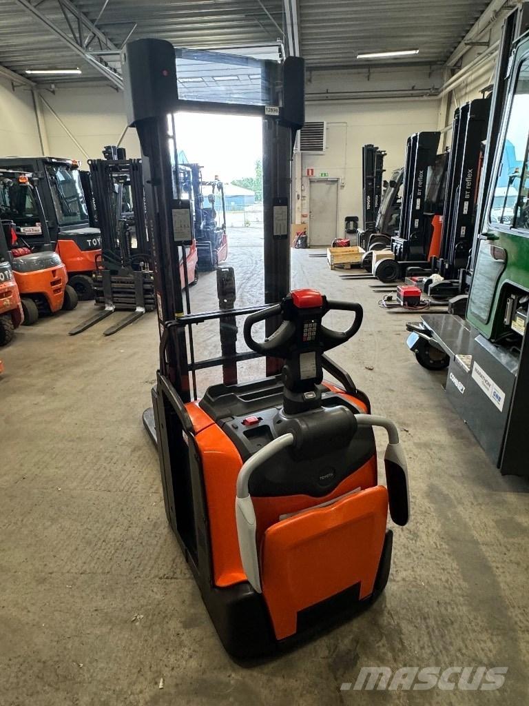 Toyota SPE160L Empilhador para operador externo