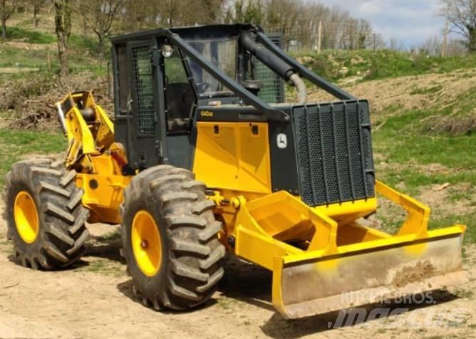 John Deere 640 Rechegadores