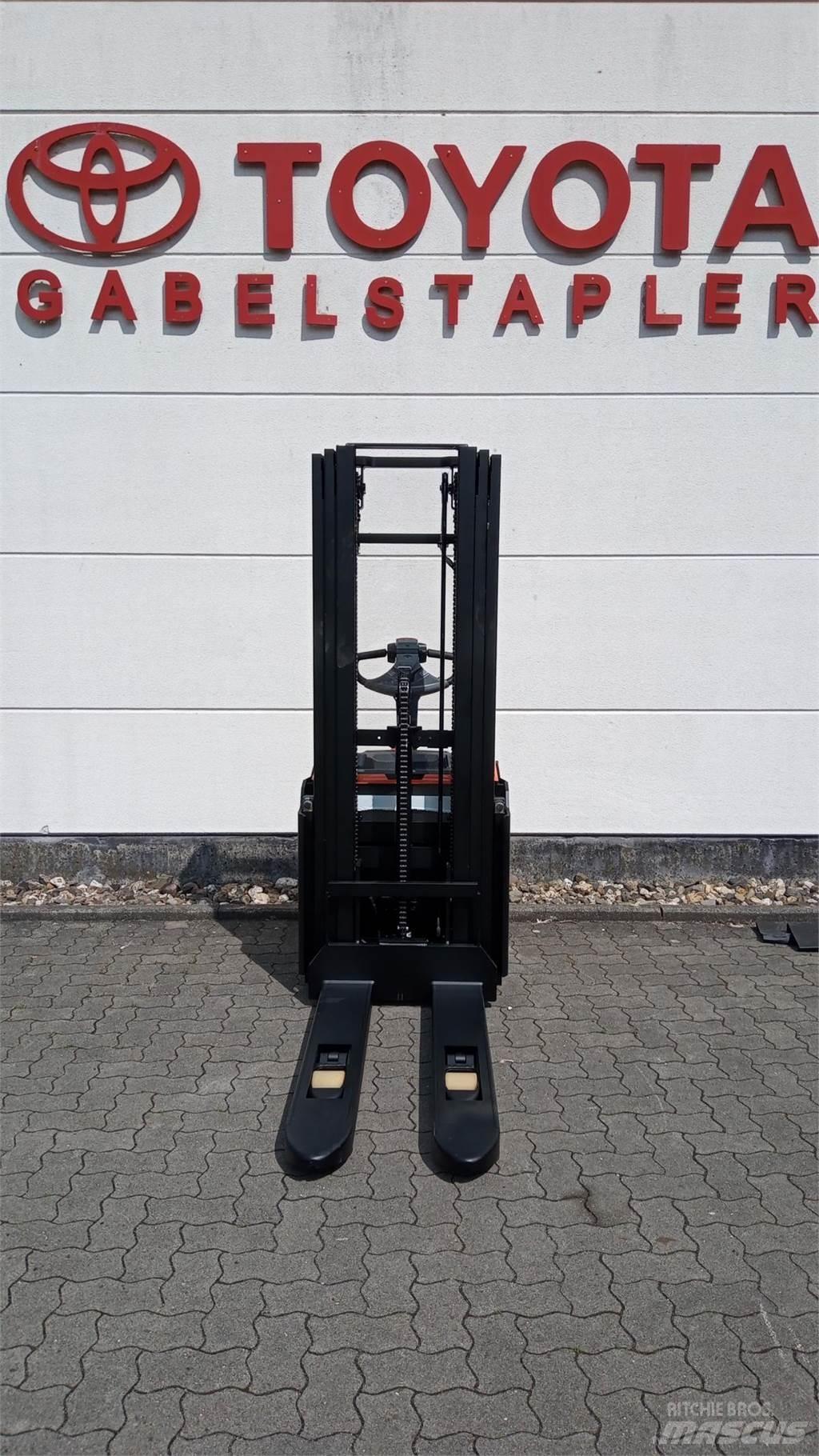 Toyota SWE140L Empilhador para operador externo