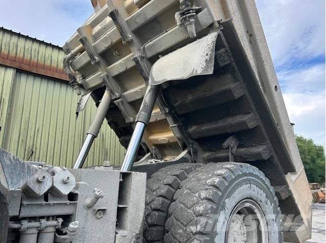 Komatsu HD605-7 Camiőes dumper basculantes rígidos