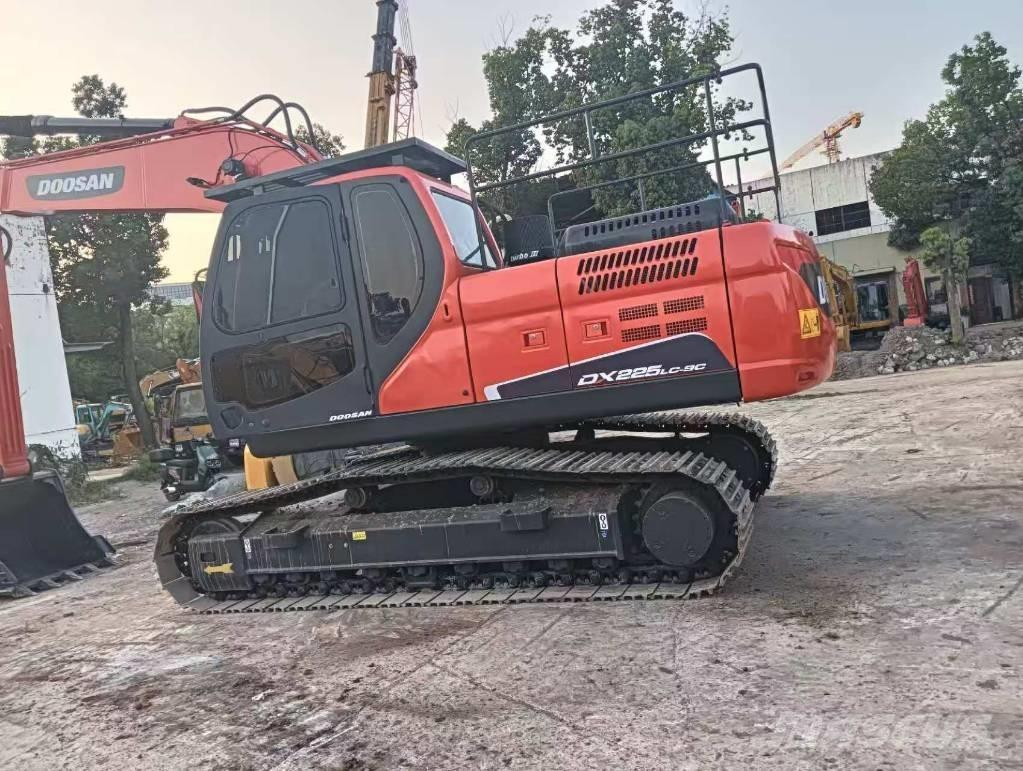 Doosan DX 225 LC Escavadoras de rastos