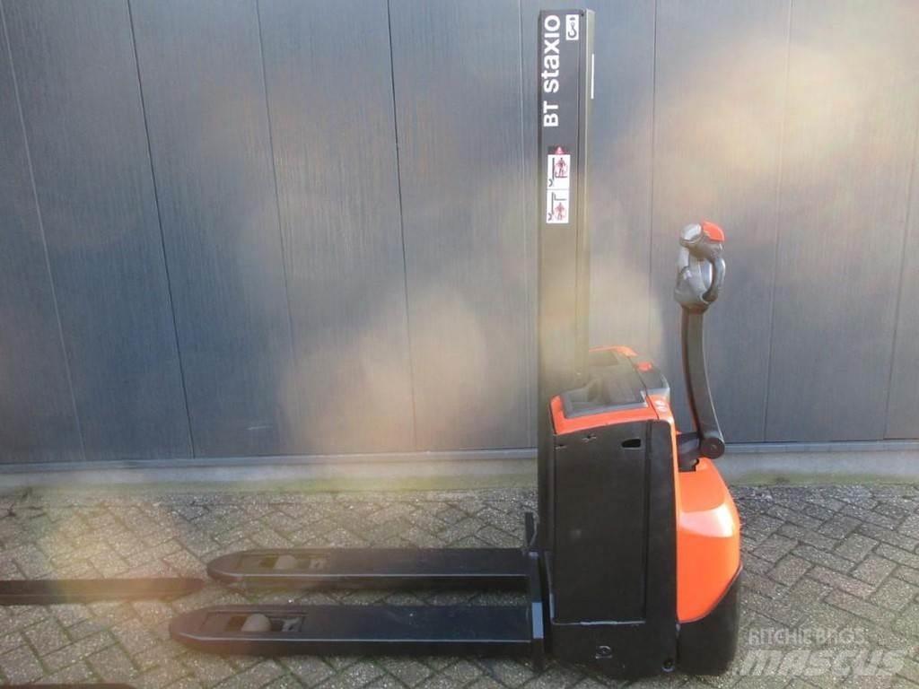 BT SWE 080L Empilhador para operador externo