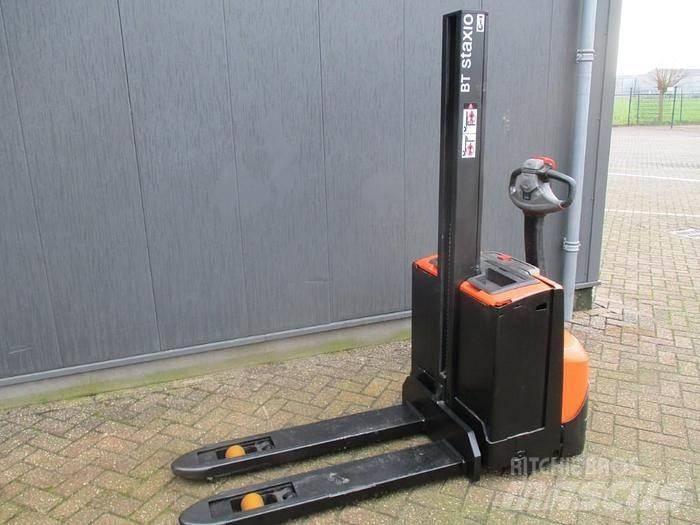 BT SWE 080L Empilhador para operador externo