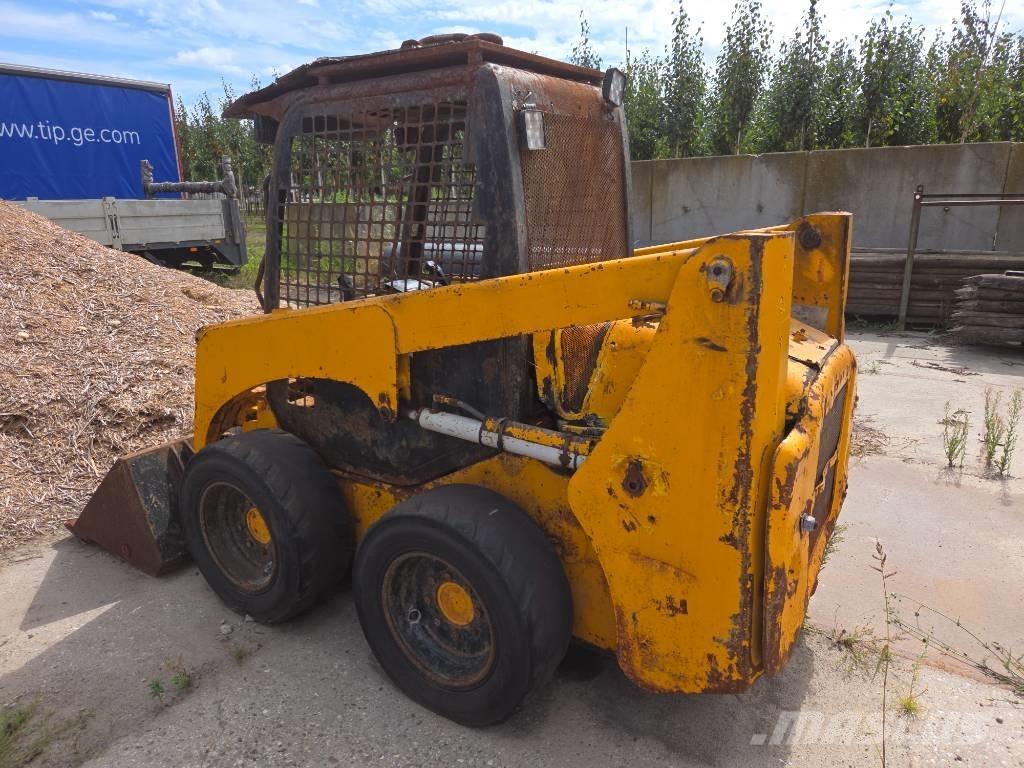 Komatsu SK 714 Carregadoras de direcção deslizante