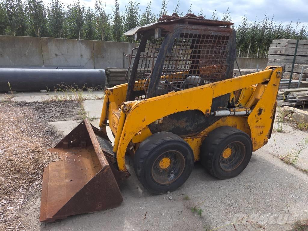 Komatsu SK 714 Carregadoras de direcção deslizante