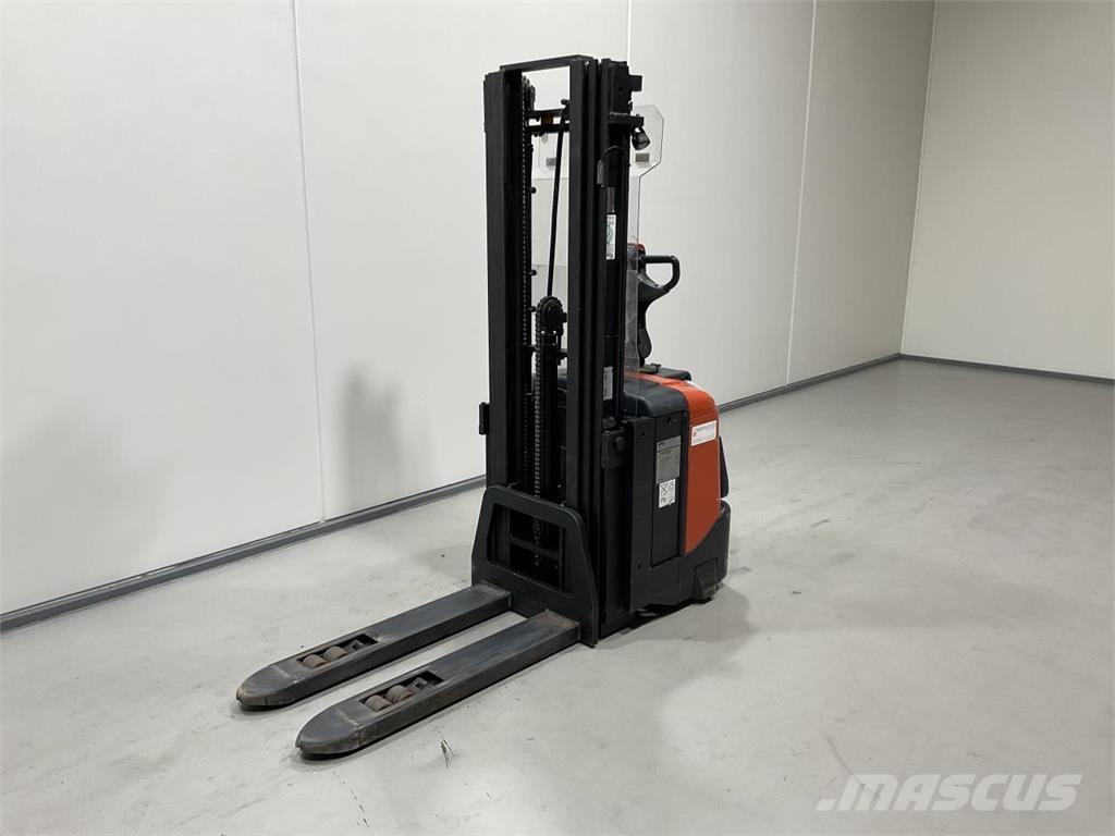 BT SPE125L Self propelled stackers