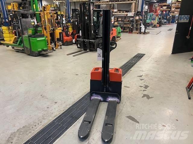 BT Toyota HWE 100 Empilhador para operador externo