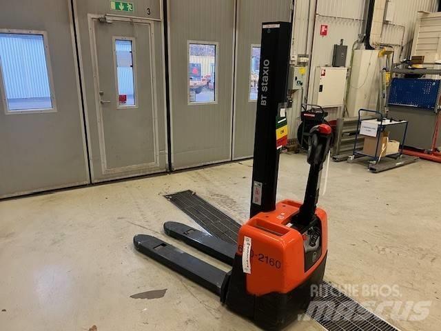 BT Toyota HWE 100 Empilhador para operador externo
