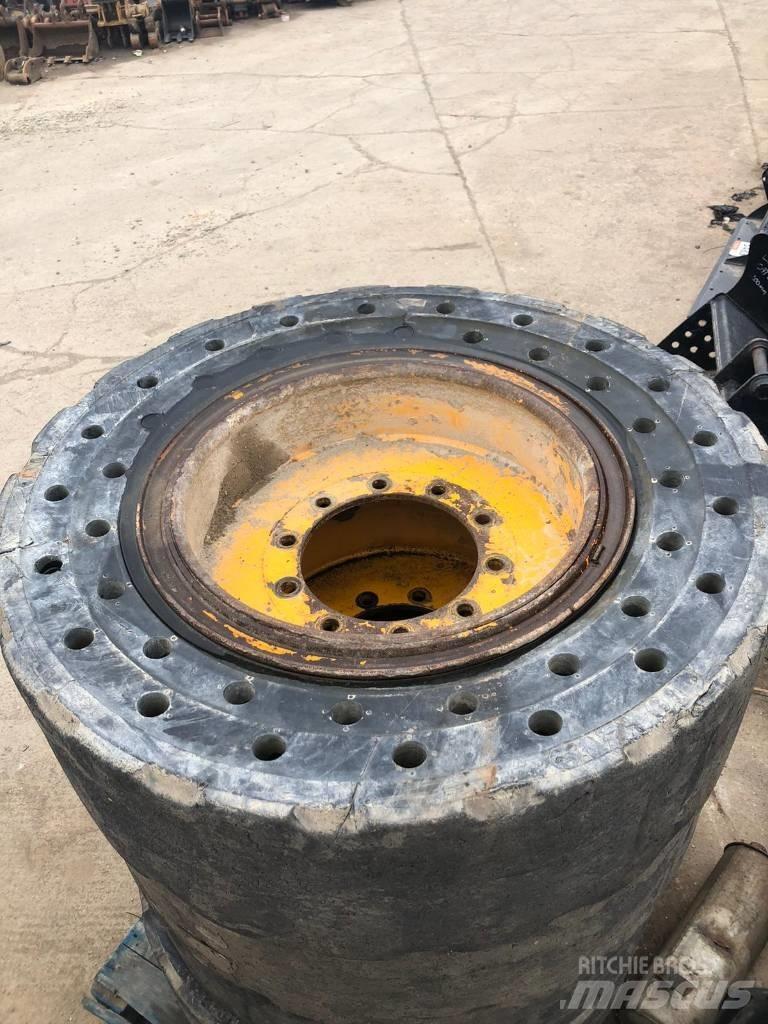  Solid Pneus, Rodas e Jantes