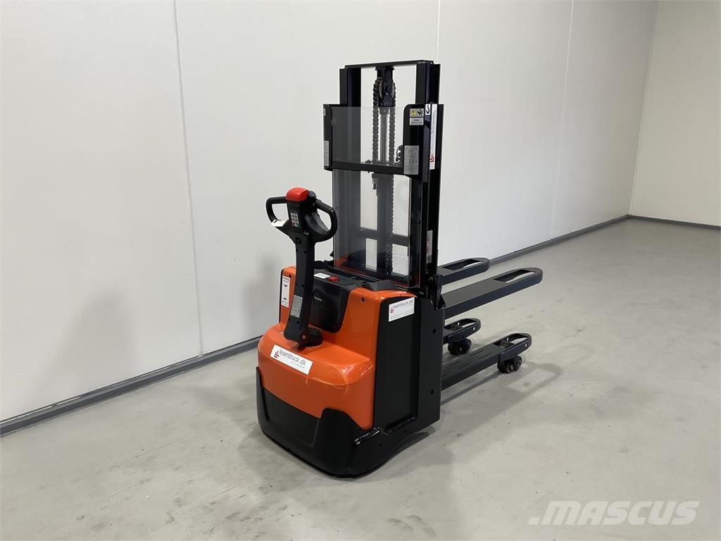 Toyota SWE200D Self propelled stackers