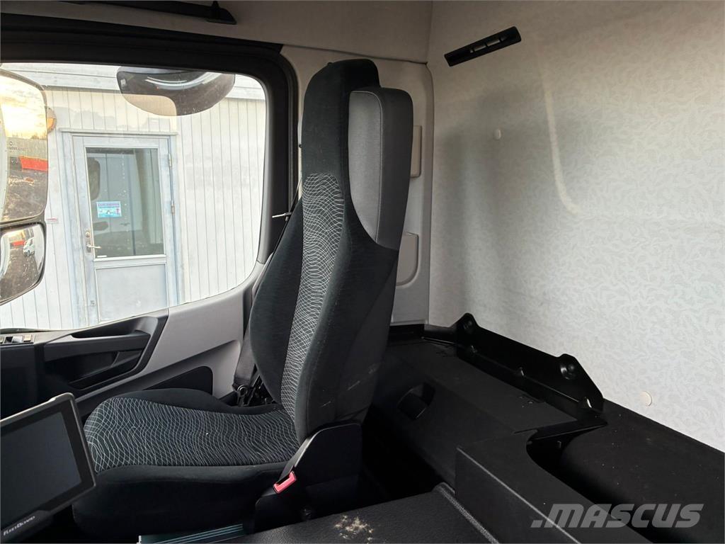 Mercedes-Benz 2533 Camiões de caixa fechada