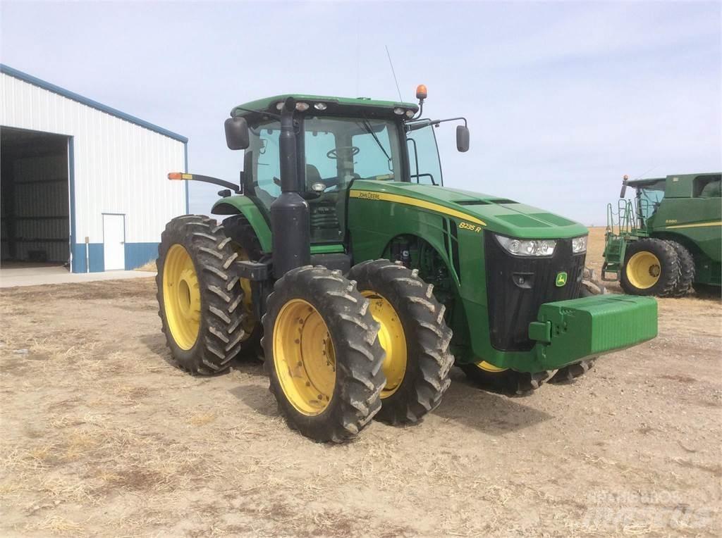 John Deere 8235R Tratores Agrícolas usados