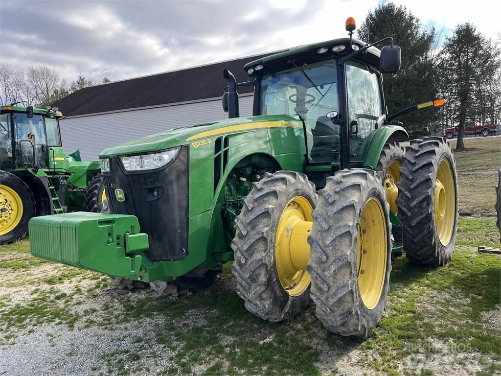John Deere 8235R Tratores Agrícolas usados