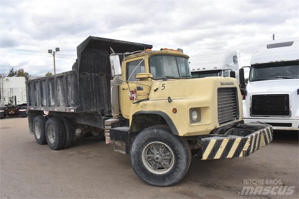 Mack DM690S Camiões basculantes