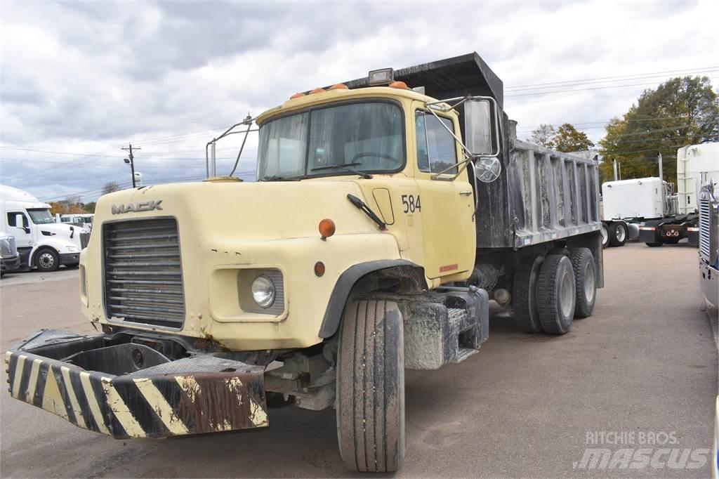 Mack DM690S Camiões basculantes