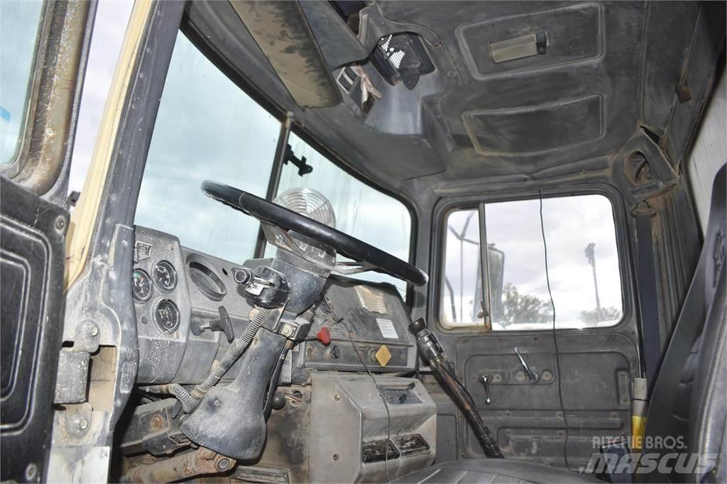 Mack DM690S Camiões basculantes