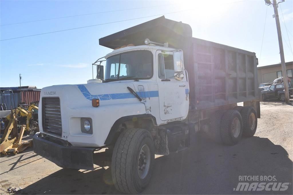 Mack DM690S Camiões basculantes