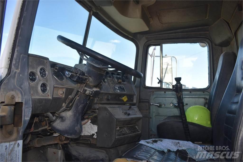 Mack DM690S Camiões basculantes
