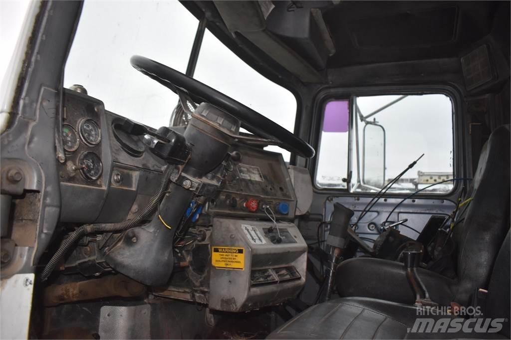 Mack RD688S Camiões grua