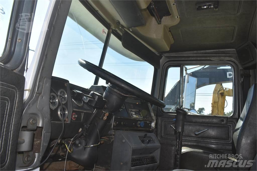 Mack RD690S Camiões basculantes