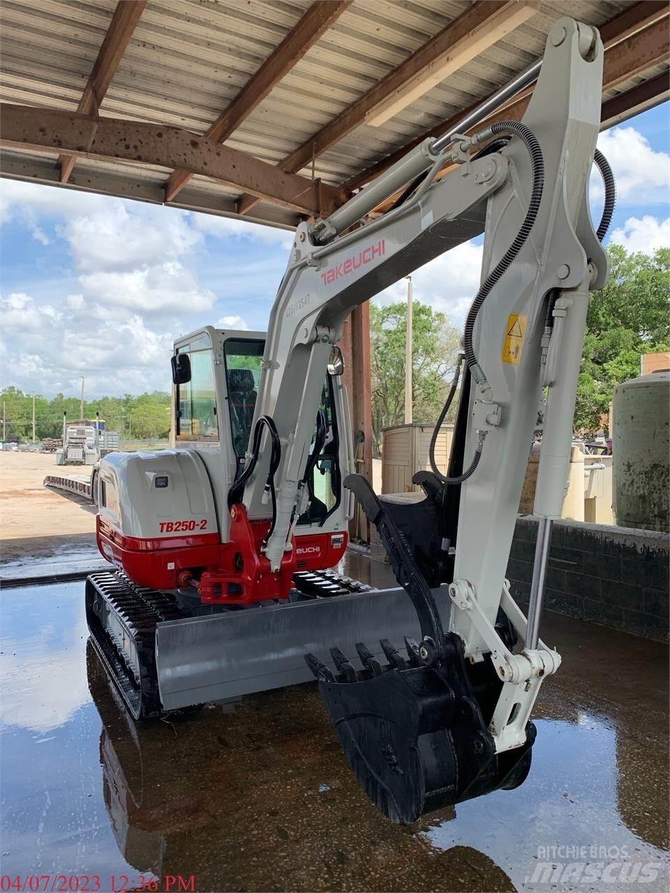 Takeuchi TB250-2 Mini Escavadoras <7t