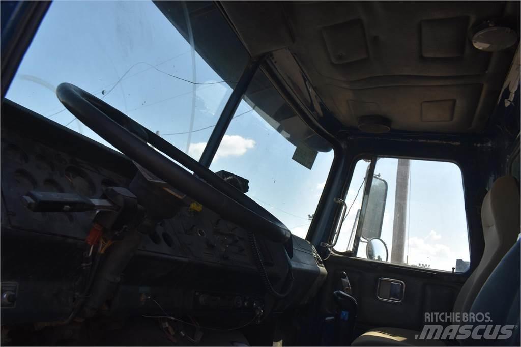 Volvo WG64T Camiões basculantes