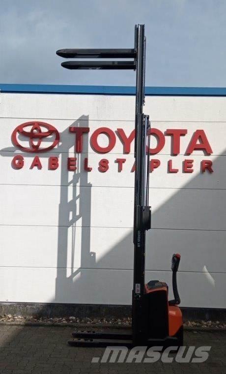 Toyota SWE120L Empilhador para operador externo