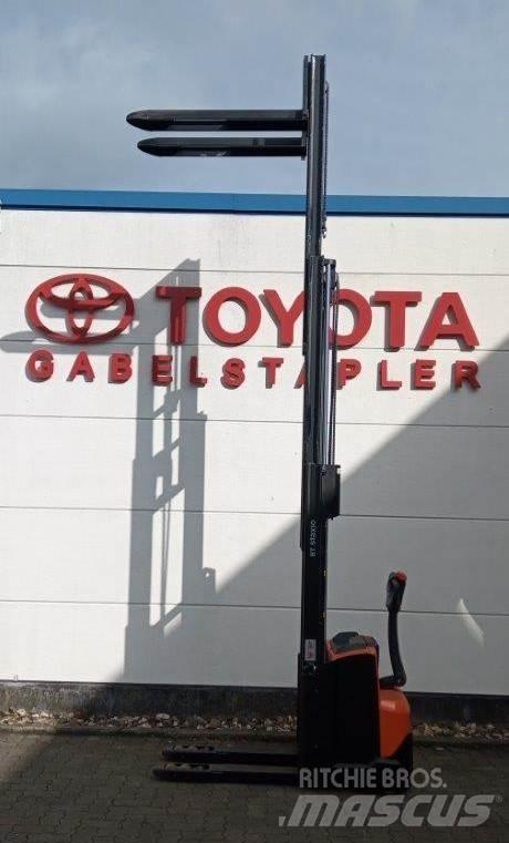 Toyota SWE120L Empilhador para operador externo