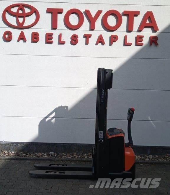 Toyota SWE120L Empilhador para operador externo
