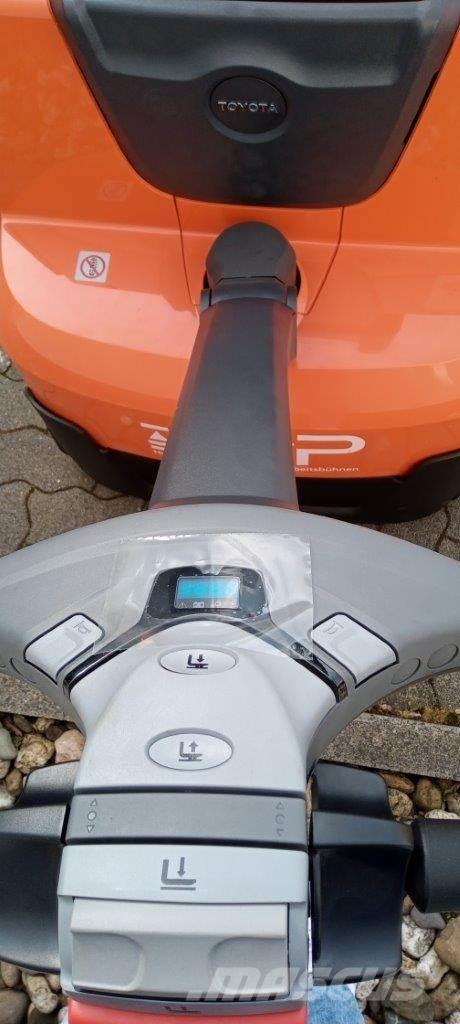 Toyota SWE120L Empilhador para operador externo
