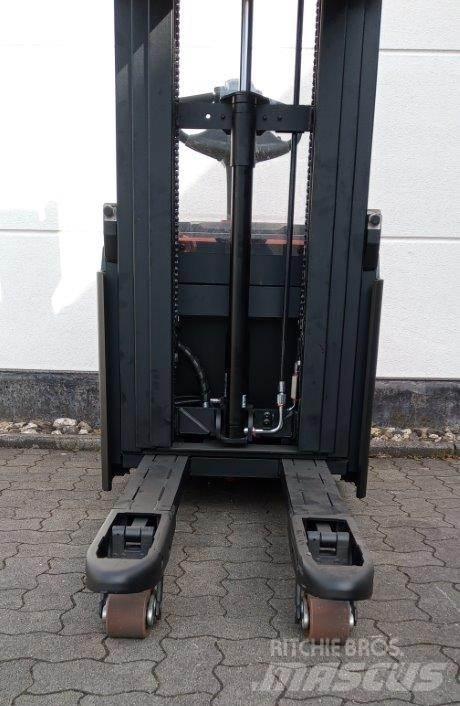 Toyota SWE120L Empilhador para operador externo