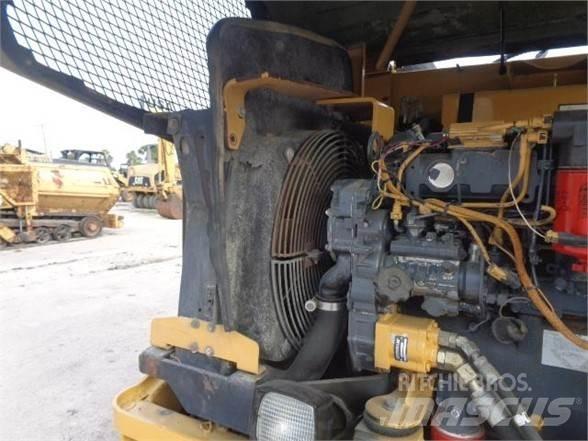 CAT PS-150C Cilindros Compactadores de pneus