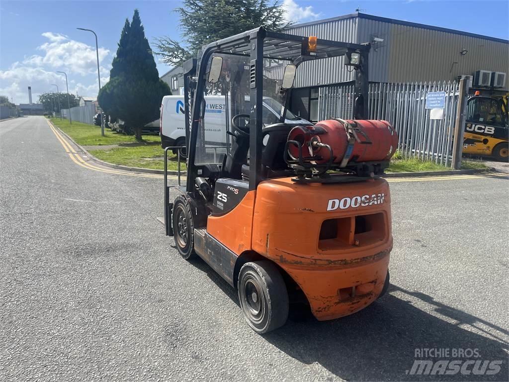 Doosan G25P-5 Empilhadores a gás