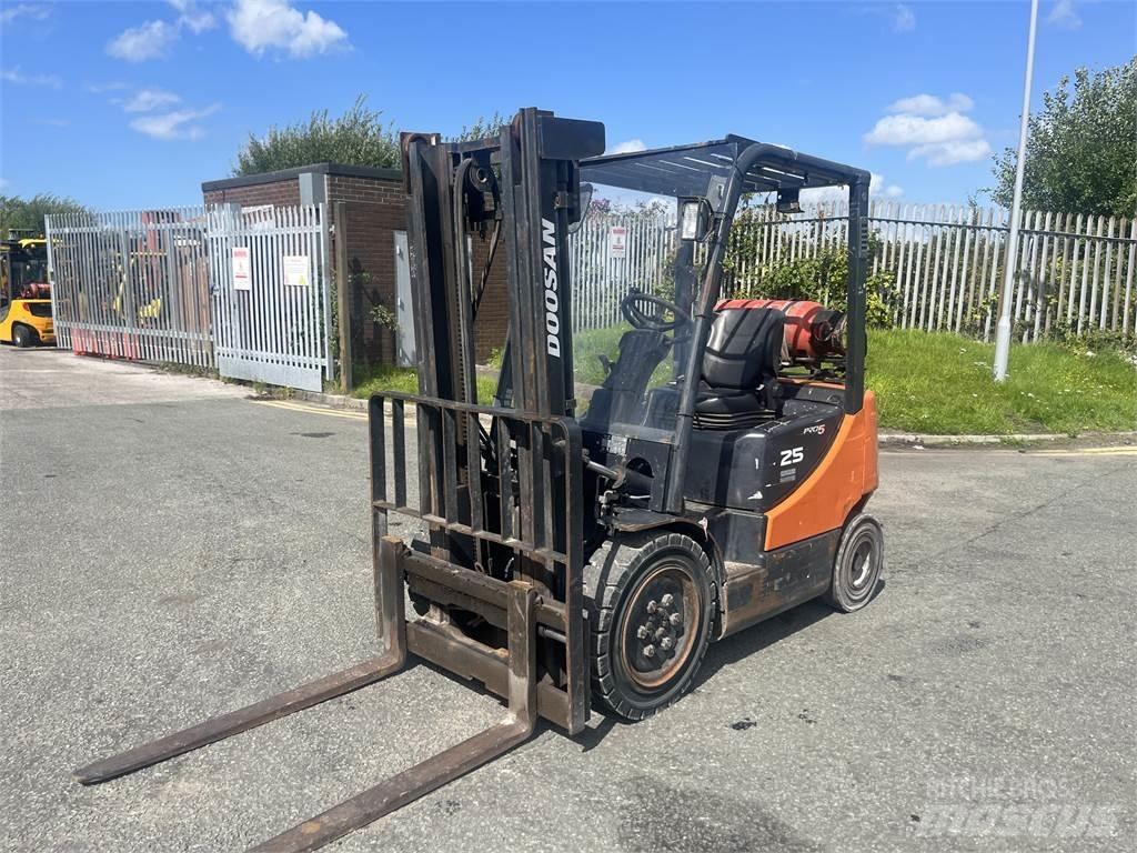 Doosan G25P-5 Empilhadores a gás