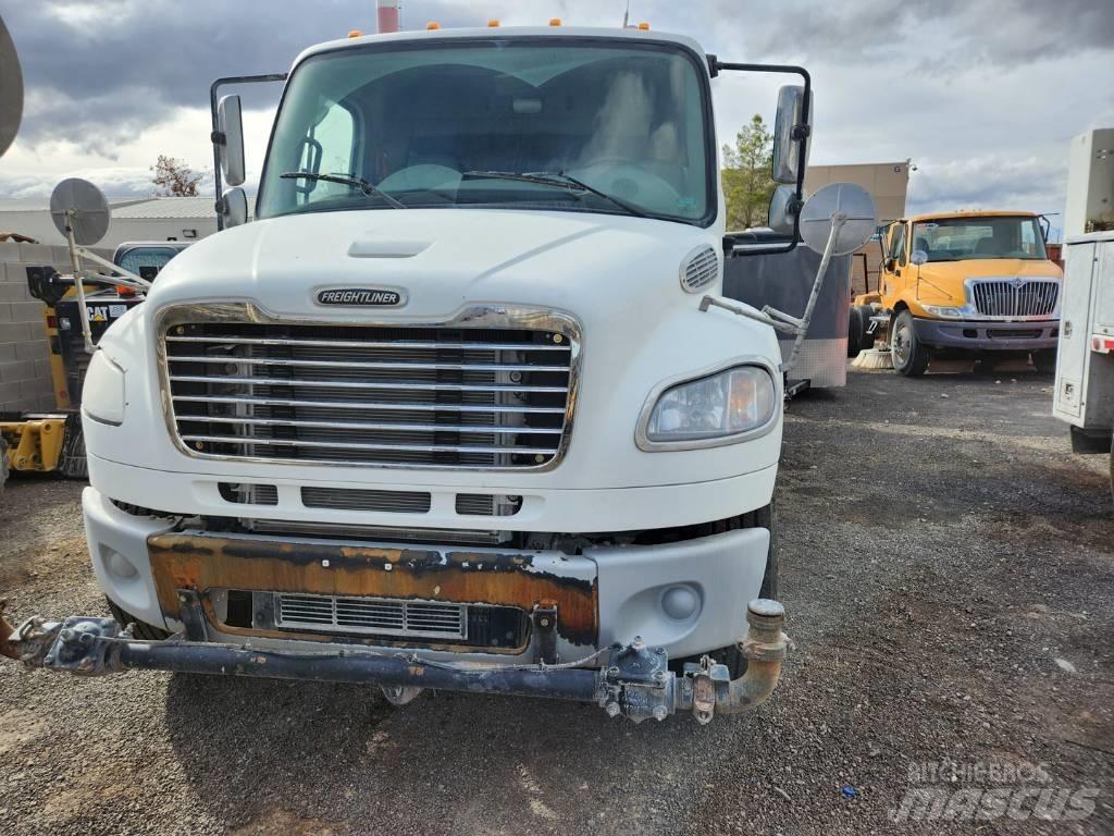 Freightliner M2-106 Auto-tanques