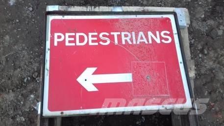  VARIOUS ROAD SIGNS Construção - Outros
