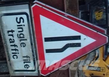  VARIOUS ROAD SIGNS Construção - Outros
