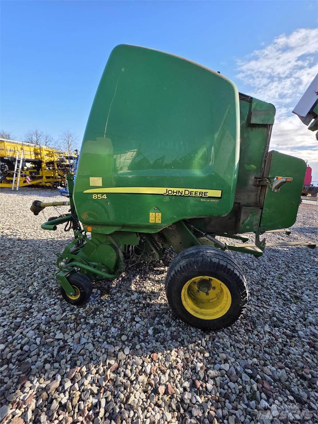 John Deere 854 Enfardadeira de rolos