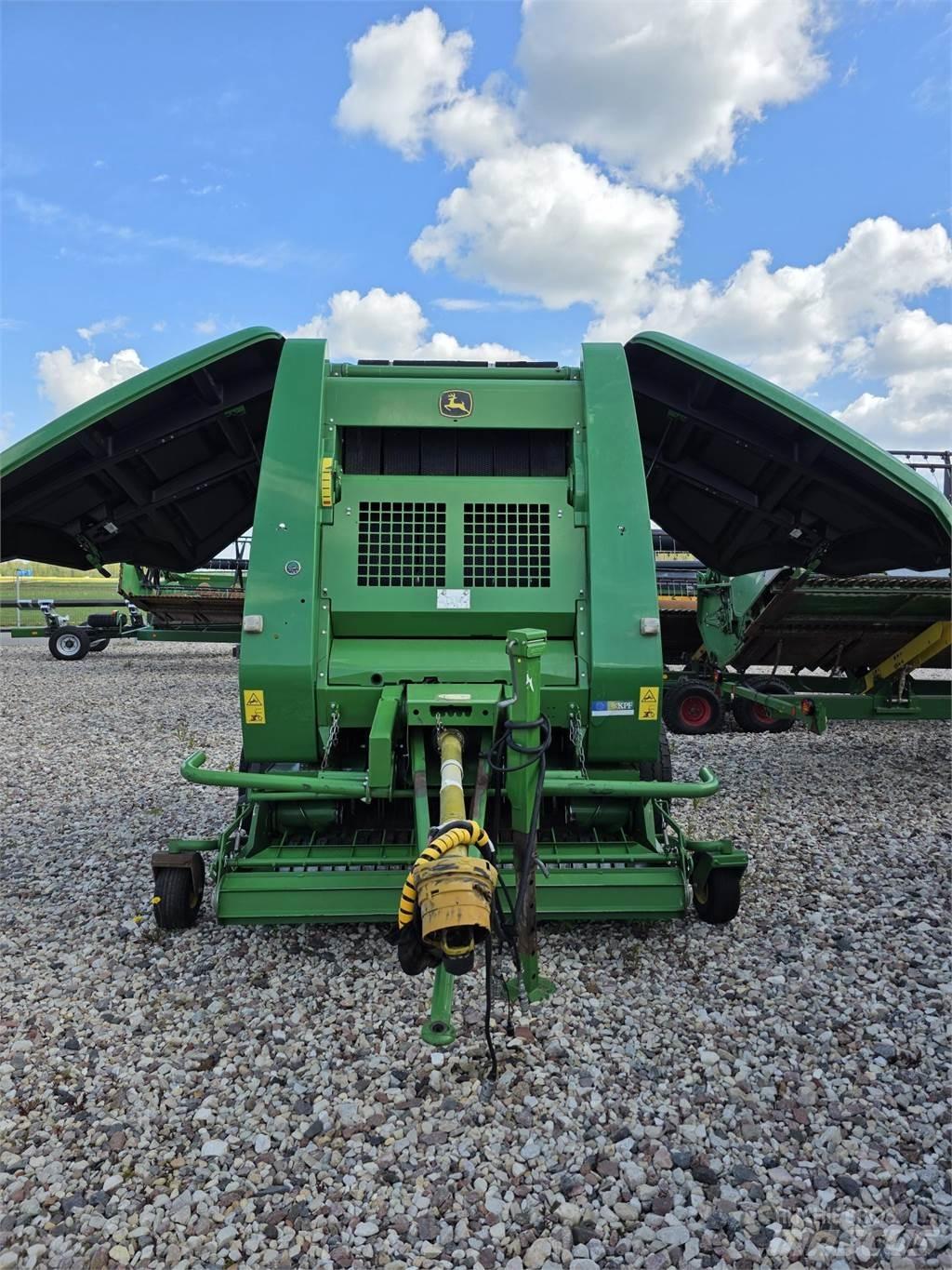 John Deere 854 Enfardadeira de rolos