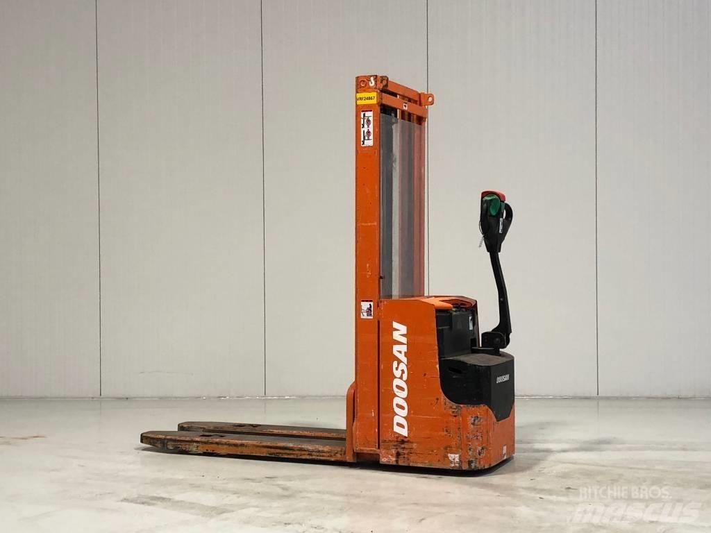 Doosan LEDS12.5C Empilhador para operador externo