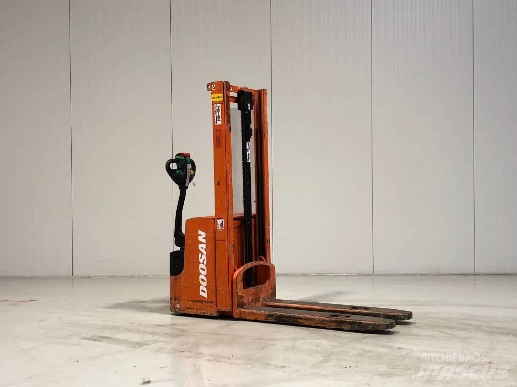 Doosan LEDS12.5C Empilhador para operador externo