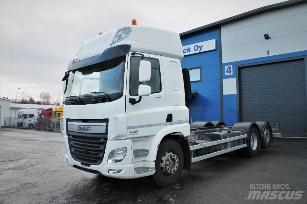 DAF CF 440 FAN Camiões de chassis e cabine