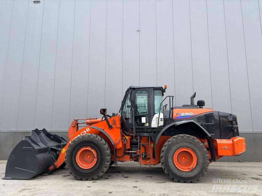 Hitachi ZW 250-6 Pás carregadoras de rodas