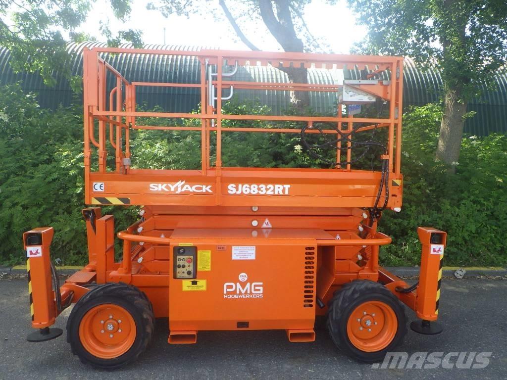 SkyJack SJ6832RT Elevadores de tesoura