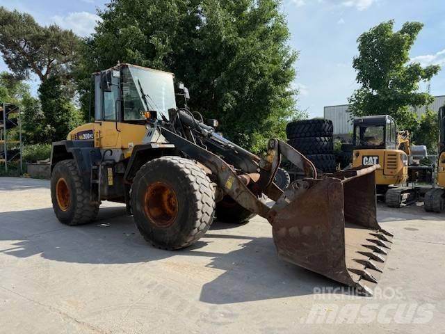 Komatsu WA 200 Pás carregadoras de rodas