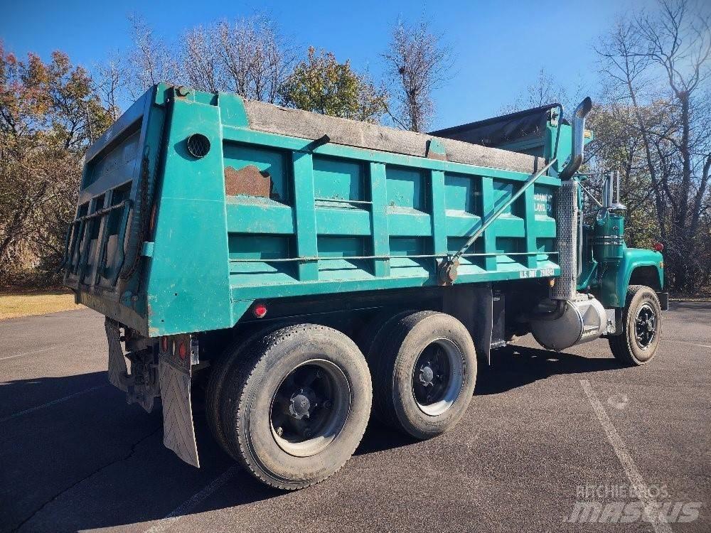Mack 690S Camiões basculantes