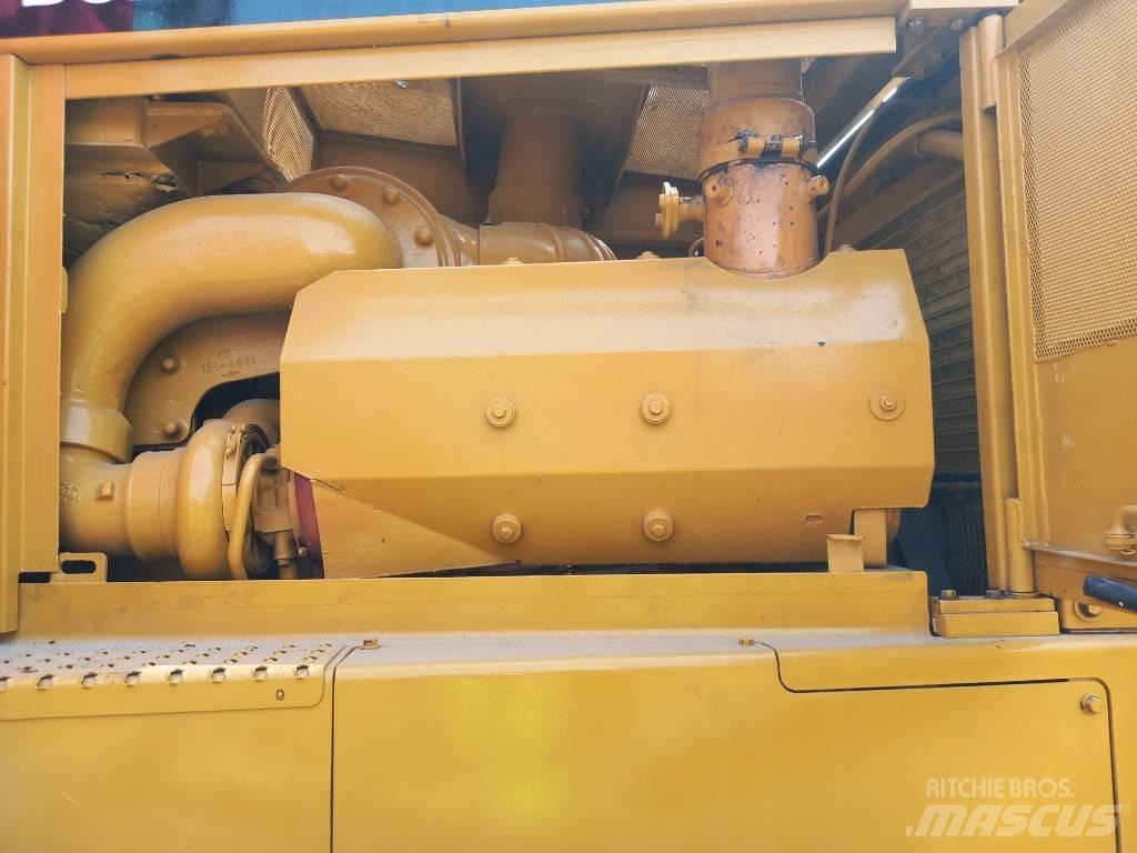 CAT D8R (Abu Dhabi) Dozers - Tratores rastos