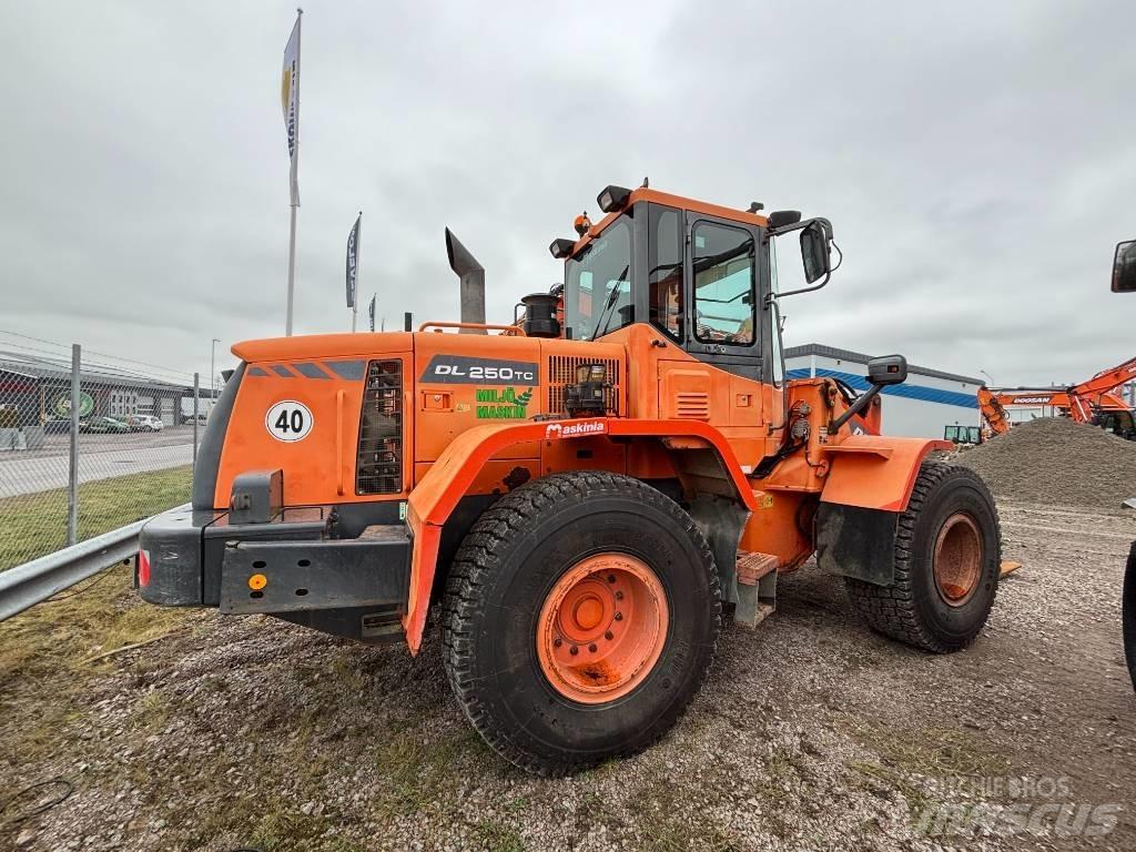 Doosan DL 250Z Pás carregadoras de rodas
